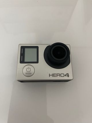 GoPro Hero 4 con carcasa y accesorios