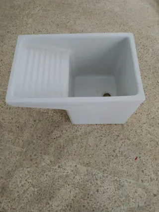 Pila de lavar antigua blanca