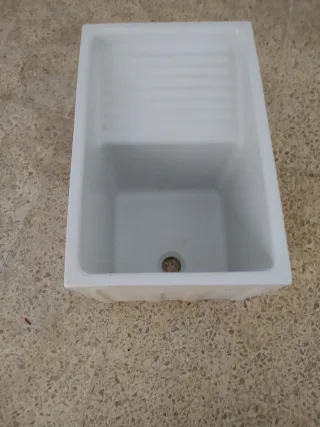 Pila de lavar antigua blanca