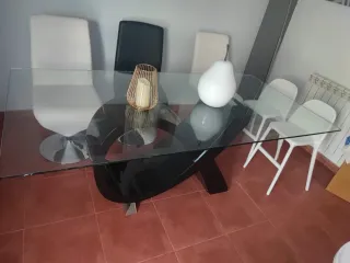 Mesa de comedor de diseño de cristal y base negra