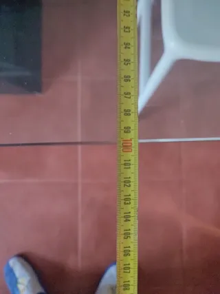 Mesa de comedor de diseño de cristal y base negra