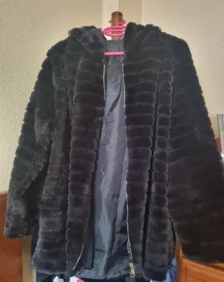 Chaquetón negro de pelo con capucha