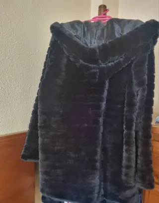 Chaquetón negro de pelo con capucha