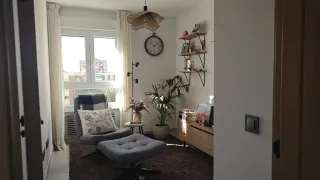 Conjunto sillón, reposapiés, mesa y lámpara