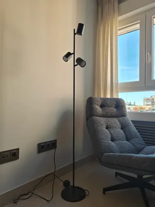 Conjunto sillón, reposapiés, mesa y lámpara