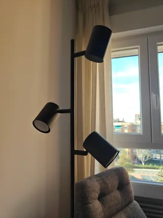 Conjunto sillón, reposapiés, mesa y lámpara