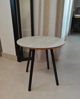 Conjunto sillón, reposapiés, mesa y lámpara