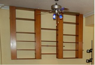 Aparador de madera con estantería