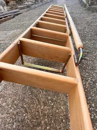 Escalera de madera de haya con ruedas
