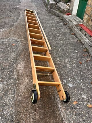 Escalera de madera de haya con ruedas