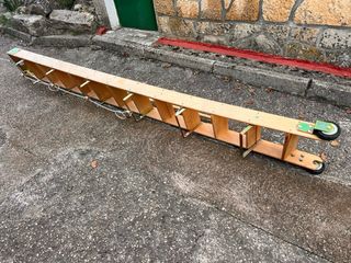 Escalera de madera de haya con ruedas