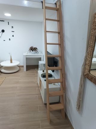 Escalera de madera de haya con ruedas
