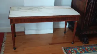 Mesa de madera con tapa de mármol veteado