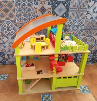 Casita de muñecas de madera