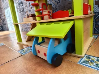 Casita de muñecas de madera