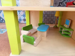 Casita de muñecas de madera