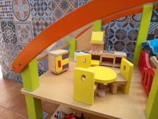 Casita de muñecas de madera