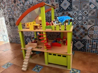 Casita de muñecas de madera