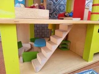 Casita de muñecas de madera