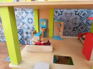 Casita de muñecas de madera
