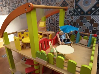 Casita de muñecas de madera