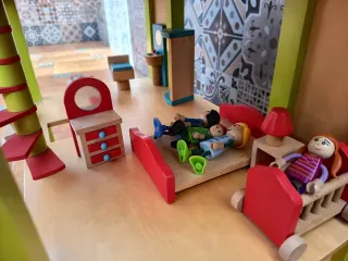 Casita de muñecas de madera