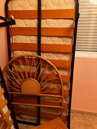 Habitación 2 camas completas con mesita y estantes