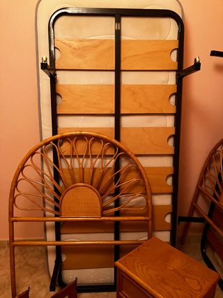 Habitación 2 camas completas con mesita y estantes