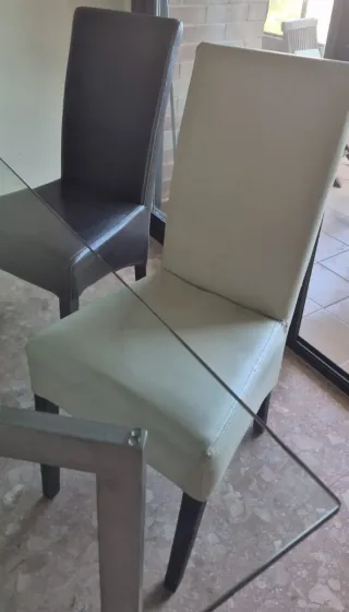 Juego de 4 sillas de piel en muy buen estado