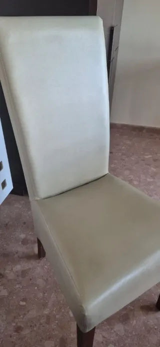 Juego de 4 sillas de piel en muy buen estado