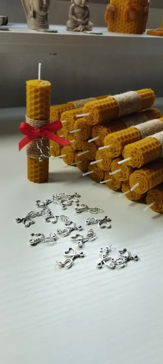 Velas de miel artesanales con piedras turquesa etc