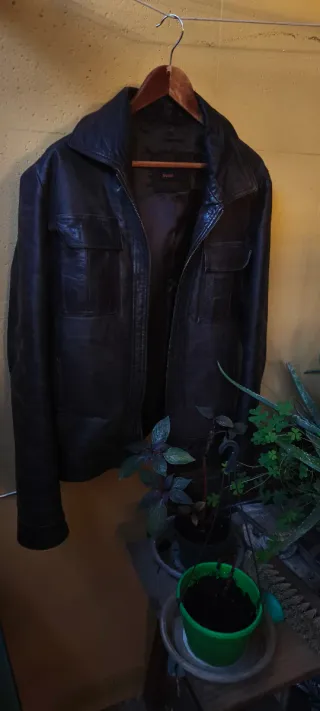 Cazadora de piel marrón con gorro