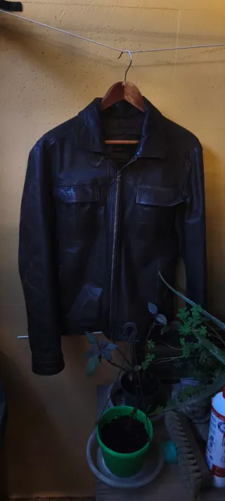 Cazadora de piel marrón con gorro