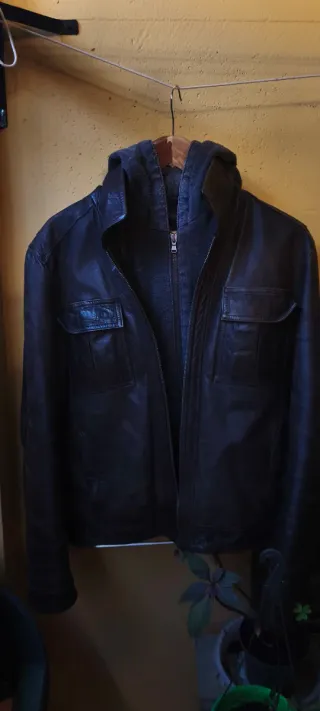 Cazadora de piel marrón con gorro