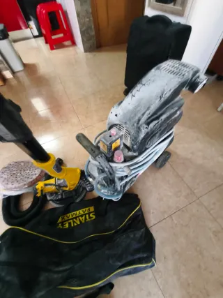 Compresor y lijadora Stanley LED portátil