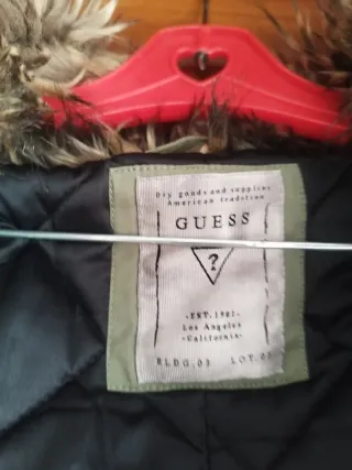 Parka Guess verde militar forrada Talla L perfecta