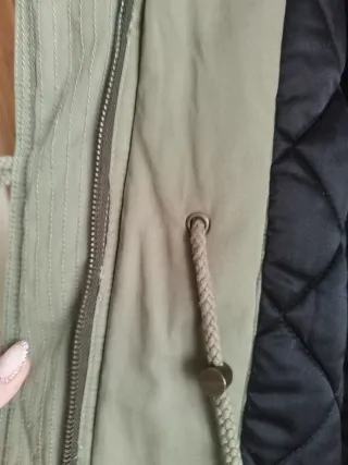 Parka Guess verde militar forrada Talla L perfecta