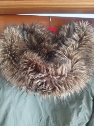 Parka Guess verde militar forrada Talla L perfecta