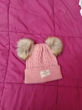 Gorro rosa con pompones