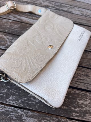 Bolso bandolera y riñonera beige y blanco piel