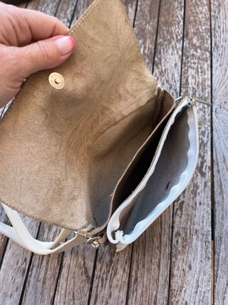 Bolso bandolera y riñonera beige y blanco piel