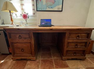 Escritorio de madera maciza con cajones