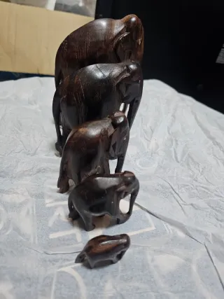 Familia de elefantes tallados en madera