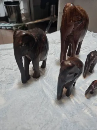 Familia de elefantes tallados en madera