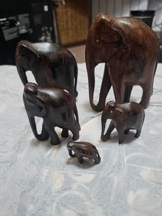 Familia de elefantes tallados en madera