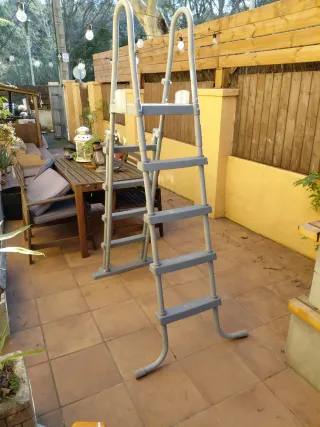 Escalera Piscina Bestway Metal y Plástico