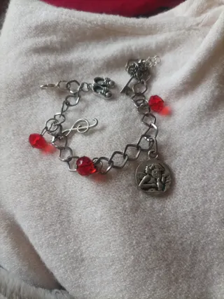 Pulsera Charm Plateada con Cuentas Rojas
