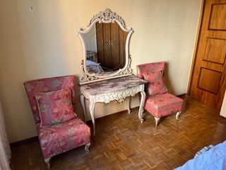 Cómoda y 2 sillones estilo Luis XV