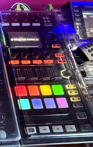 Traktor Kontrol D2, pareja