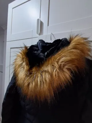 Plumífero azul con capucha y pelo